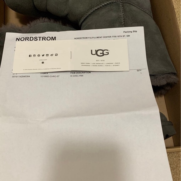 Ugg Boots Daelynn Size 7 Like New (Gray) - Picture 8 of 8